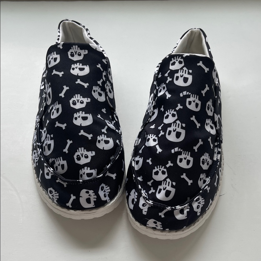 Skull print loafers, lightweight fabric